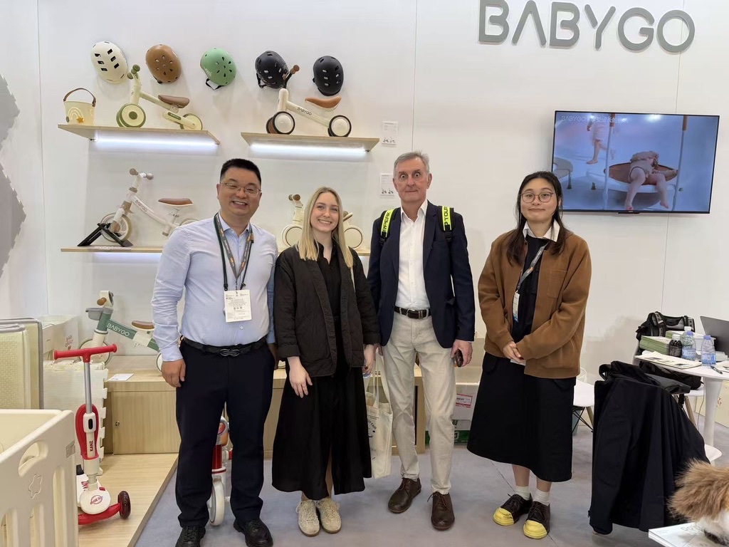 Michael Chen and the BABYGO team meeting two international visitors at the 2026 Hong Kong Baby Products Fair